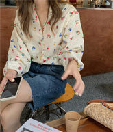Camisa elegante de gasa con estampado floral dulce